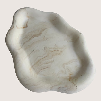 Bandeja Nube pequeña de AIKO con forma irregular y acabado efecto mármol en tonos blancos y grises para organizar.