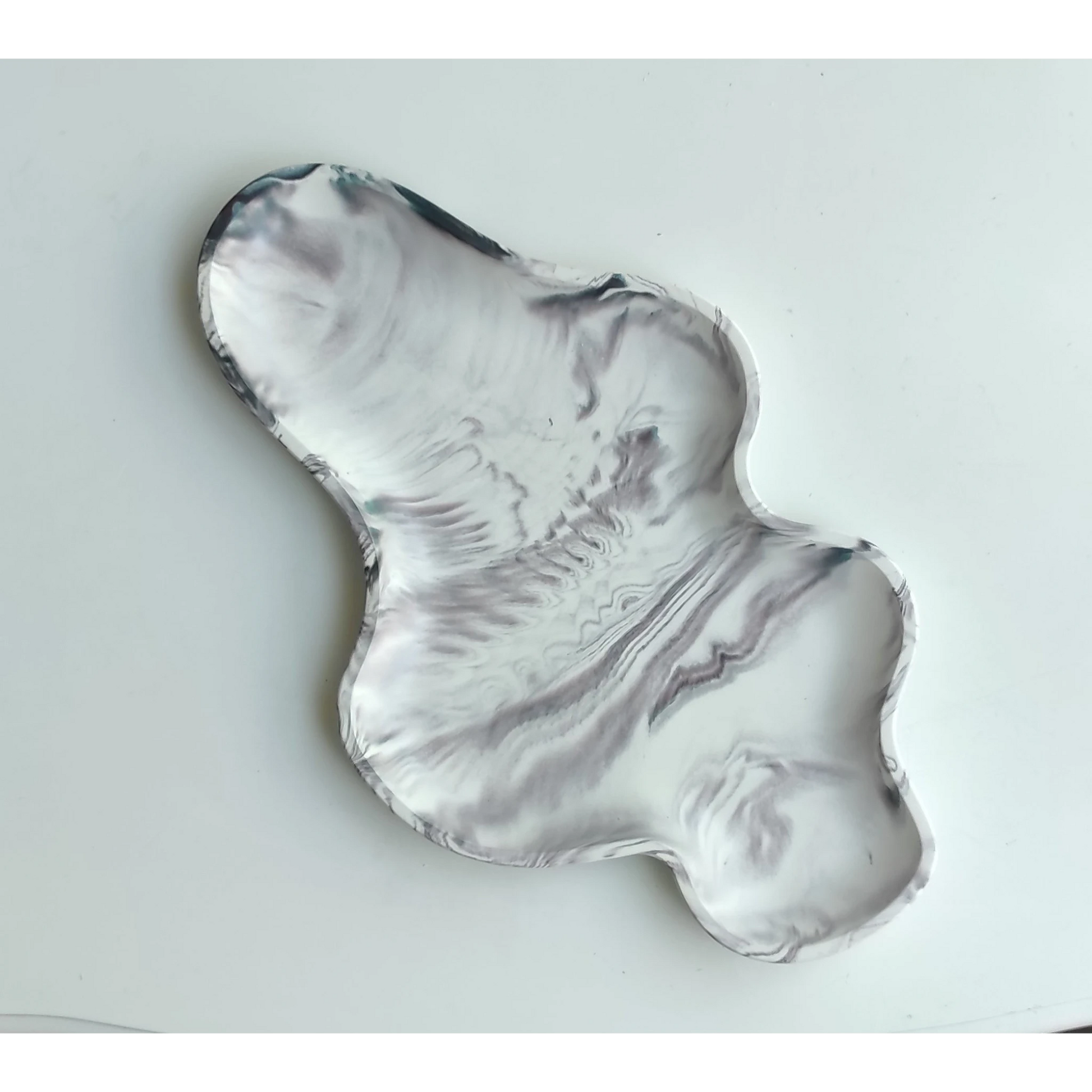 Bandeja decorativa AIKO con forma de nube irregular, fabricada en resina con elegante acabado de mármol gris y blanco.