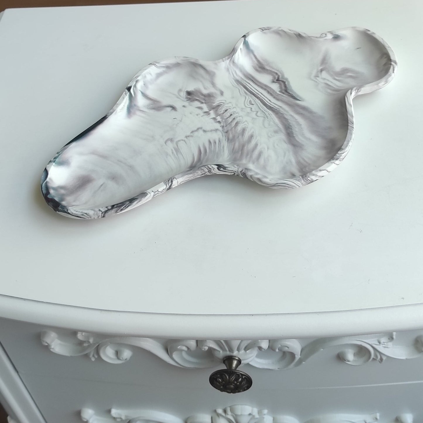 Bandeja AIKO con forma de nube irregular en resina con acabado de mármol blanco y gris para organizar objetos.