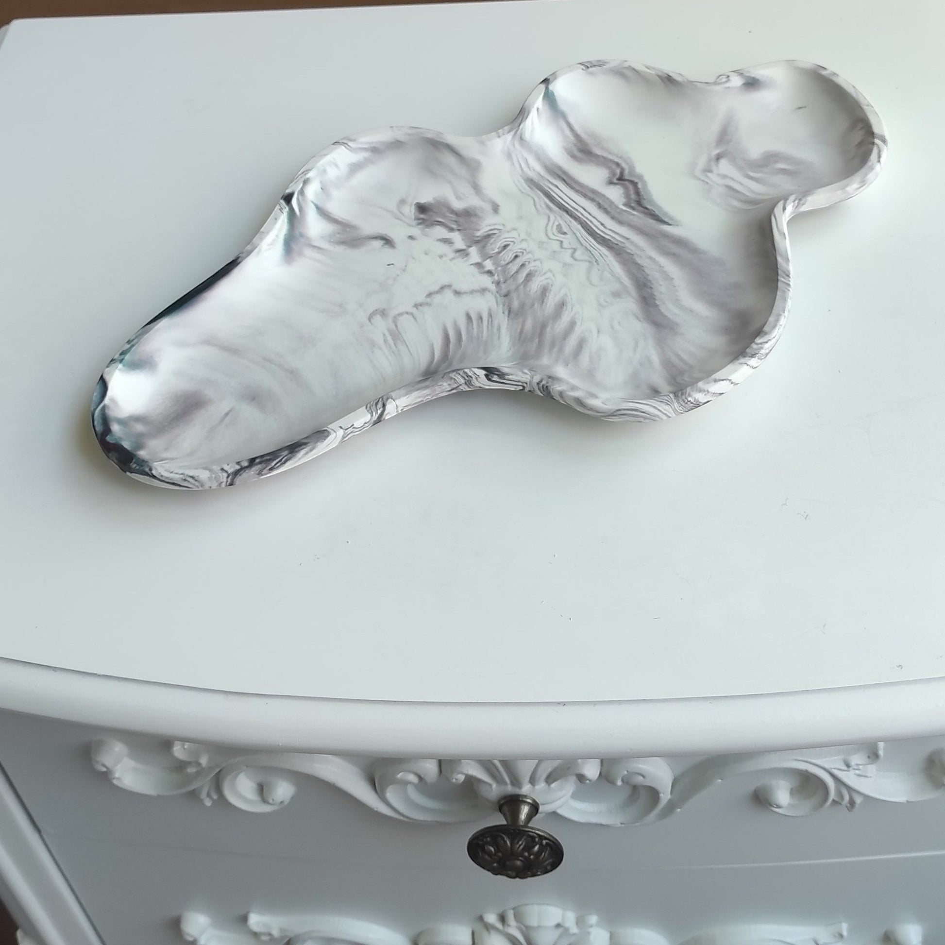 Bandeja AIKO con forma de nube irregular en resina con acabado de mármol blanco y gris para organizar objetos.