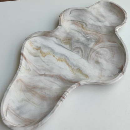 Bandeja decorativa AIKO con forma de nube irregular, acabado en resina efecto mármol blanco, gris y tonos dorados.