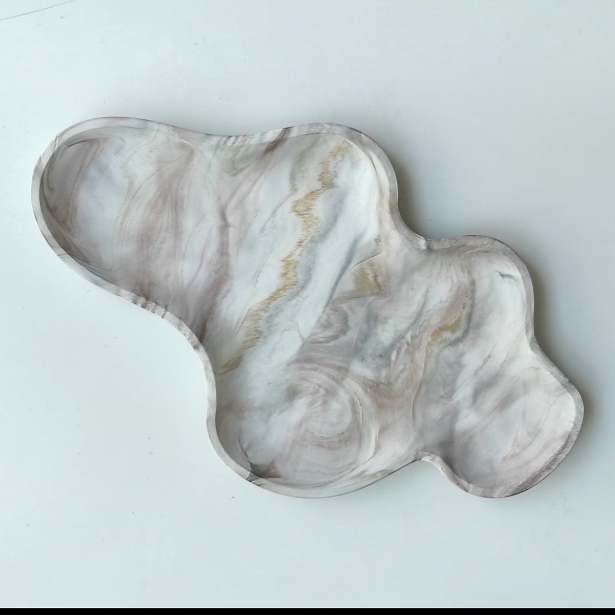 Bandeja decorativa AIKO con forma de nube irregular, acabado efecto mármol en tonos blancos y grises de resina.