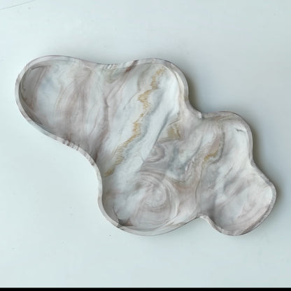 Bandeja decorativa AIKO con forma de nube irregular, acabado efecto mármol en tonos blancos y grises de resina.