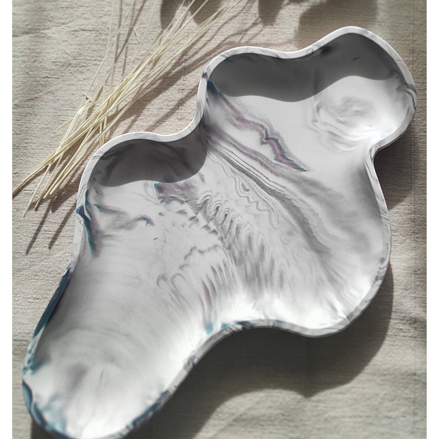 Bandeja decorativa AIKO con forma de nube irregular y acabado efecto mármol en tonos blancos y grises sobre tela