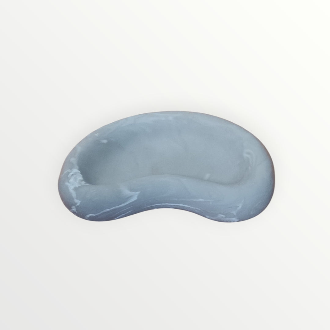 Bandeja decorativa AIKO de resina gris con forma orgánica y acabado tipo piedra para organizar accesorios