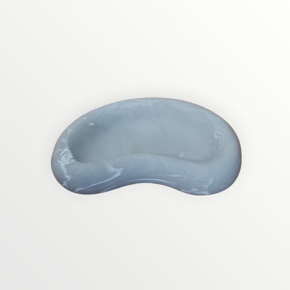 Bandeja decorativa AIKO de resina gris con forma orgánica y acabado tipo piedra para organizar accesorios