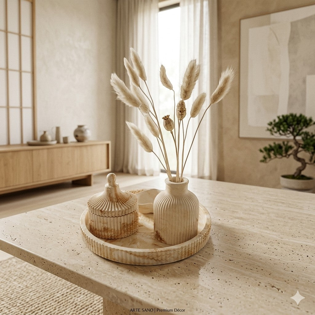 Conjunto decorativo AIKO de tres piezas de resina en tonos beige sobre bandeja redonda en un ambiente minimalista
