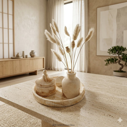 Conjunto decorativo AIKO de tres piezas de resina en tonos beige sobre bandeja redonda en un ambiente minimalista