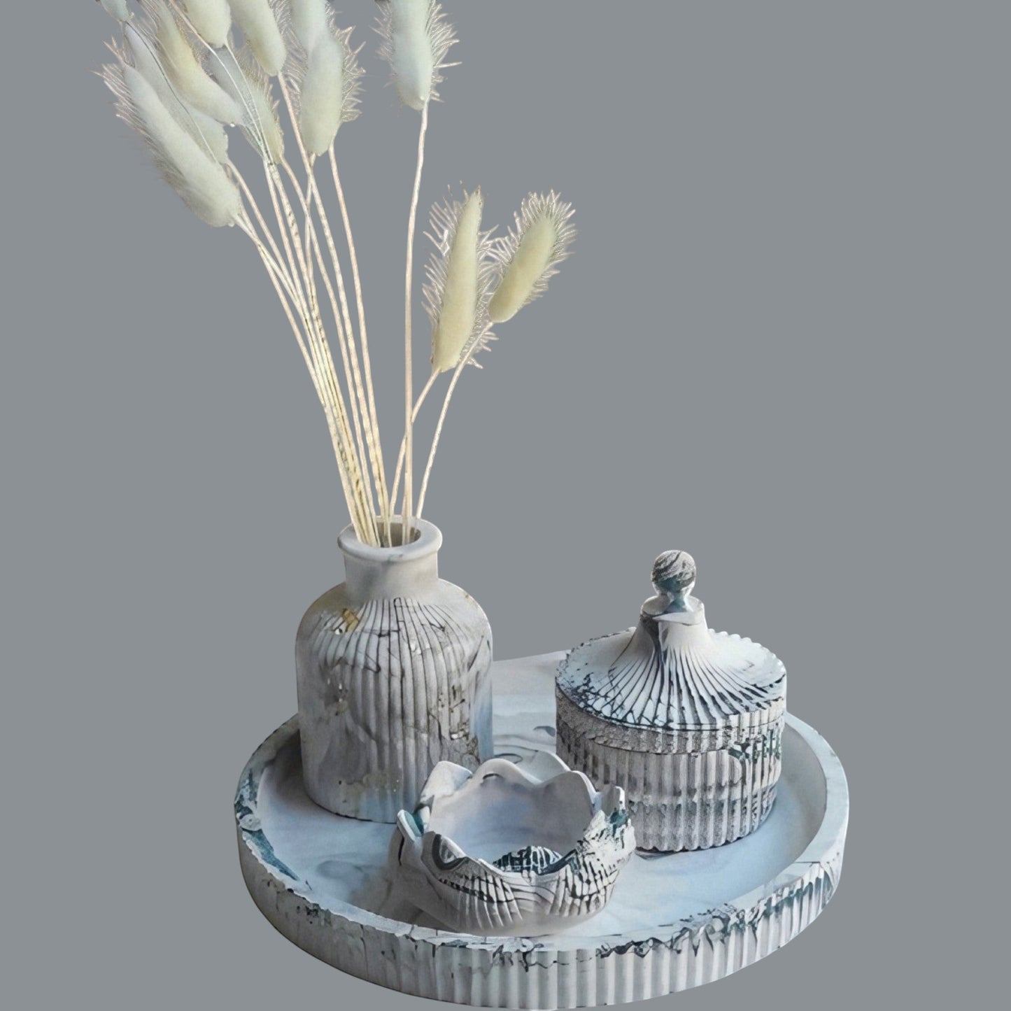 Conjunto decorativo AIKO de tres piezas de resina en tono blanco mármol con textura estriada y estilo minimalista