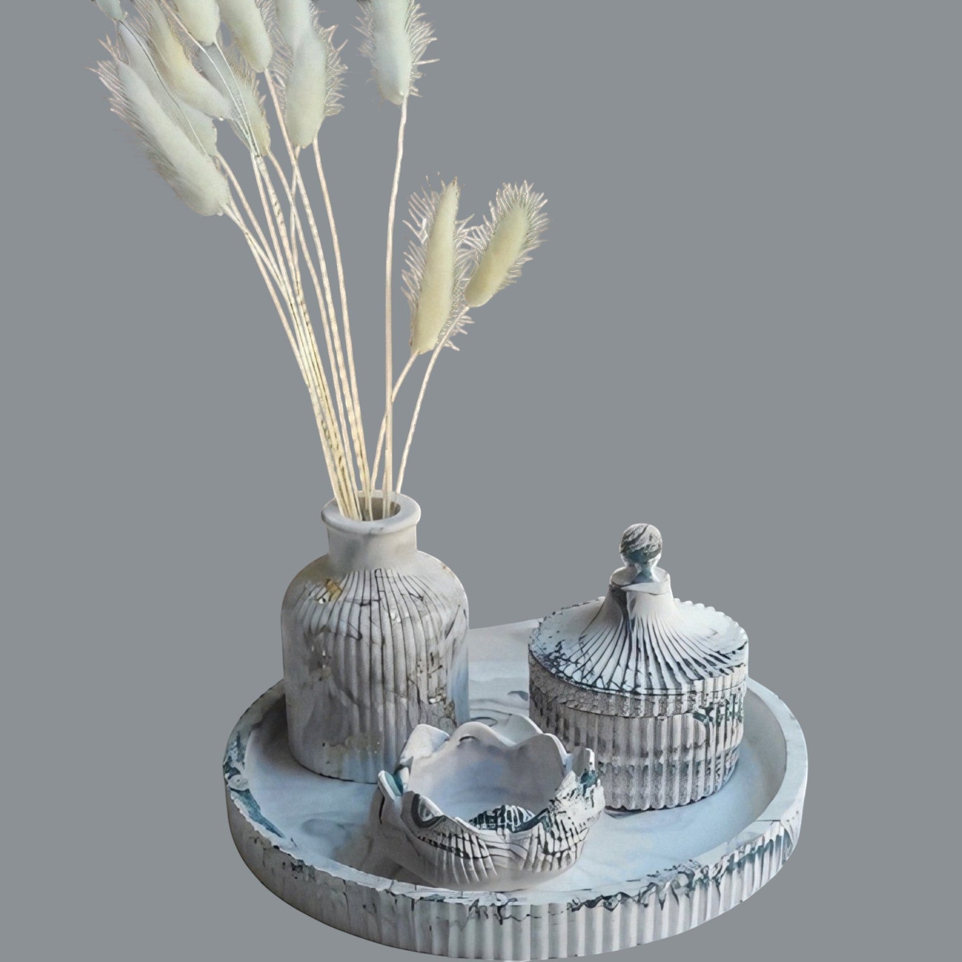Conjunto decorativo AIKO de tres piezas de resina en tono blanco mármol con textura estriada y estilo minimalista