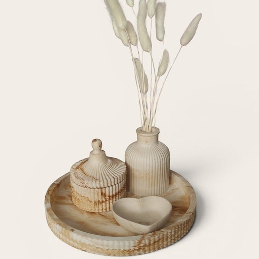Conjunto decorativo AIKO de tres piezas de resina en tono mármol, incluye bandeja, jarrón y caja con diseño estriado.