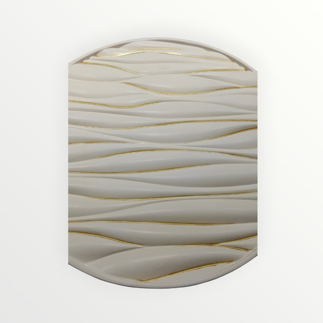 Plato decorativo AIKO color crema con relieve ondulado y detalles en dorado para pared o centro de mesa
