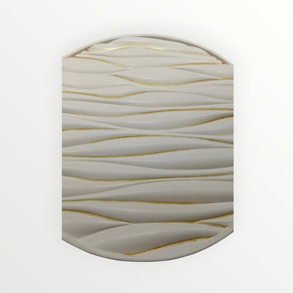 Plato decorativo AIKO color crema con relieve ondulado y detalles en dorado para pared o centro de mesa