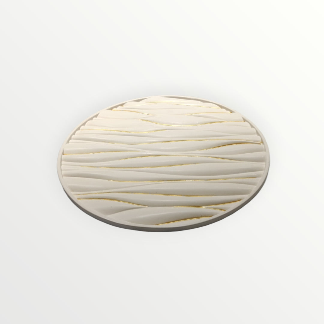 Plato decorativo AIKO circular en color crema con relieve ondulado y detalles en líneas doradas para pared o mesa