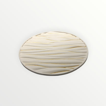 Plato decorativo AIKO circular en color crema con relieve ondulado y detalles en líneas doradas para pared o mesa