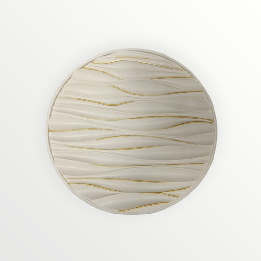 Plato decorativo AIKO circular en color crema con relieve ondulado y detalles en líneas doradas para pared o mesa