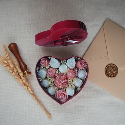 AIKO | Caja Corazón Floral de Velas Artesanales.