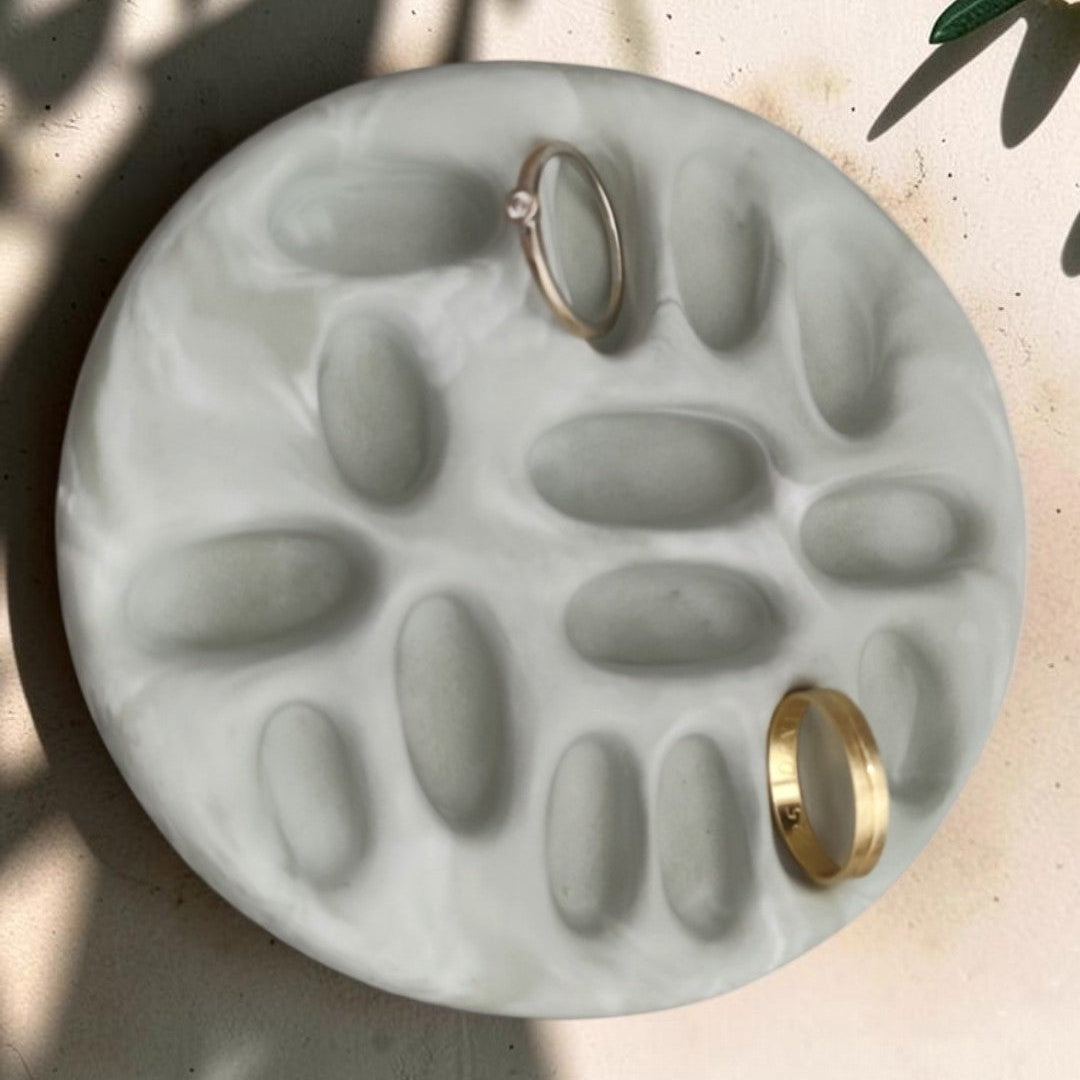 Bandeja joyas Komorebi verde salvia con anillos, vista superior, resina eco artesanal — AIKO