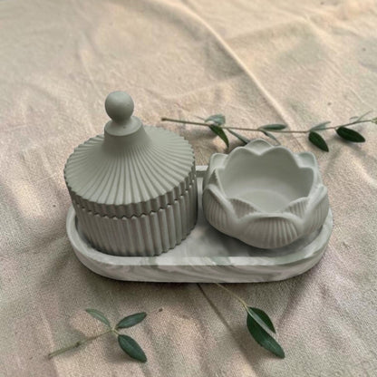 Set joyero Komorebi artesanal en resina eco verde salvia: bandeja, joyero con tapa y cuenco flor de loto — AIKO