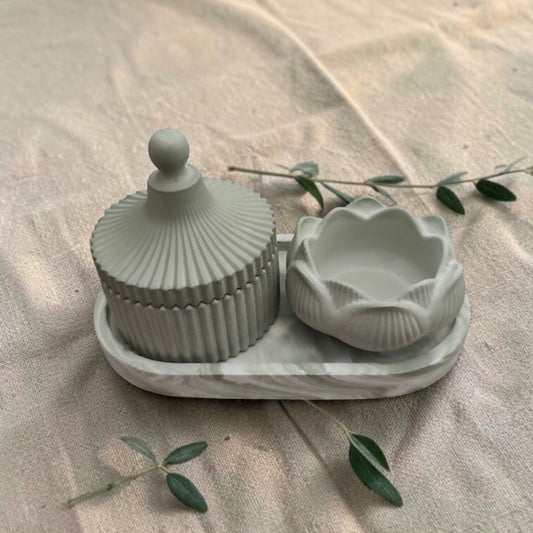 Set joyero Komorebi artesanal en resina eco verde salvia: bandeja, joyero con tapa y cuenco flor de loto — AIKO