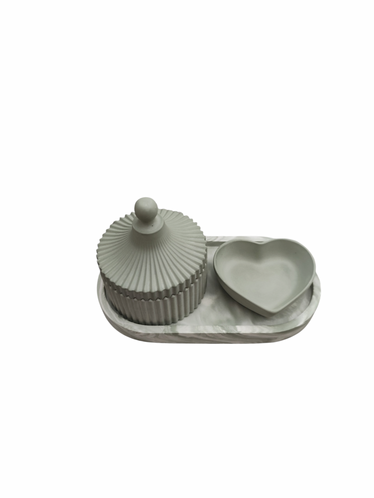 Set Komorebi AIKO: bandeja con acabado mármol joyero en verde salvia y cuenco corazon vista lateral