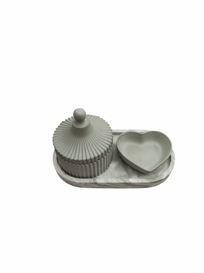 Set Komorebi AIKO: bandeja con acabado mármol joyero en verde salvia y cuenco corazon vista lateral