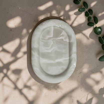 Bandeja Komorebi forma ovalada en resina eco verde salvia con acabado mármol — AIKO