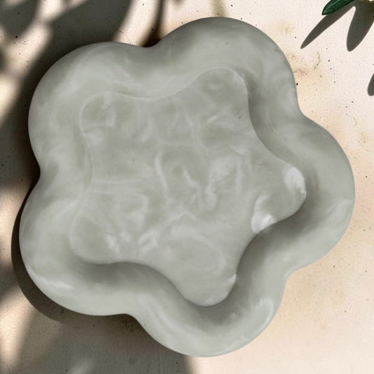 Bandeja decorativa Komorebi flor artesanal en resina eco verde salvia — AIKO