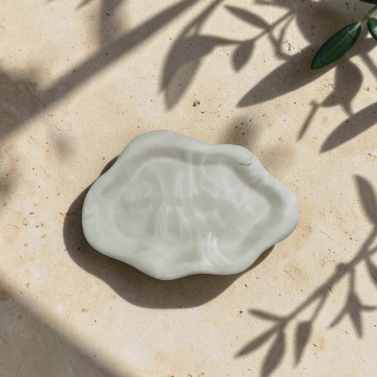 Bandeja Komorebi forma nube en resina eco verde salvia, vista superior — AIKO