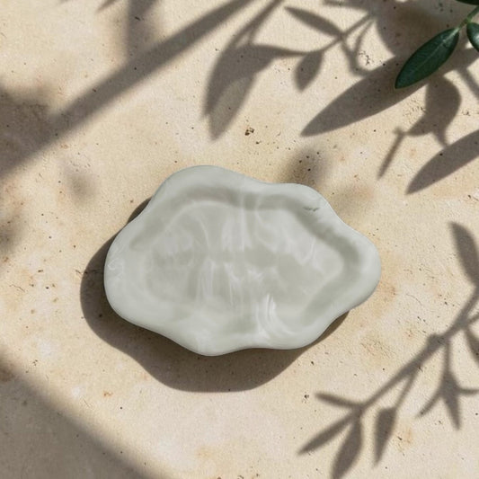 Bandeja Komorebi forma nube en resina eco verde salvia, vista superior — AIKO