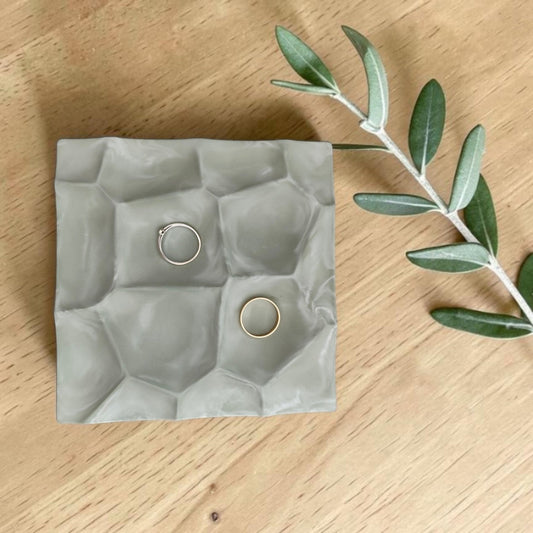 Bandeja joyas Komorebi artesanal en resina eco verde salvia, textura orgánica cuadrada — AIKO