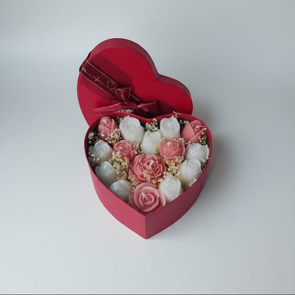 AIKO | Caja Corazón Floral de Velas Artesanales.