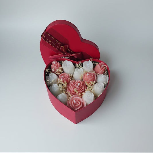 AIKO | Caja Corazón Floral de Velas Artesanales.
